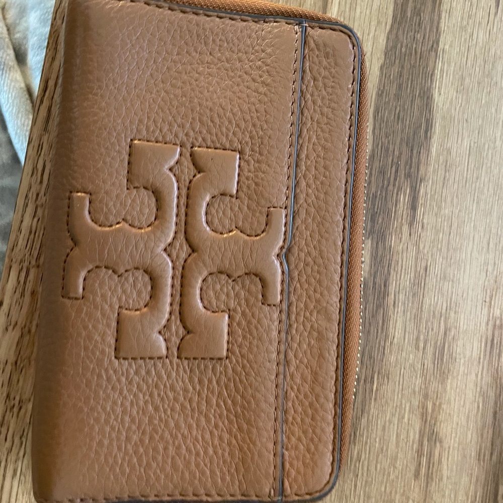 Tory Burch Bombe T leather zip wallet